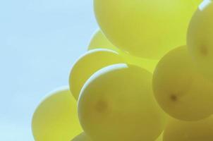 Vintage Tonfoto des gelben Ballons mit Hintergrund des blauen Himmels foto