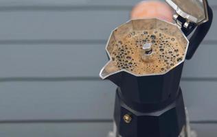 heißer kaffee in der moka-kanne, schnelles frisches kaffeezubereitungskonzept foto