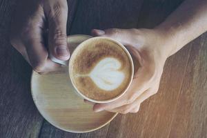 Vintage-Kaffee mit Latte-Art-Dekoration foto