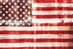 USA-Flaggenüberlagerung auf alter rostiger Wandoberflächenstruktur für Hintergrundverwendung foto