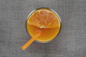 frischer Orangensaft Fruchtgetränk Glas auf weißem Hintergrund - tropische Orangenfrucht für die Verwendung im Hintergrund foto