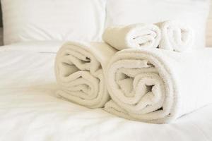 Weiße Bettwäsche und Handtücher in einem modernen Hotel foto