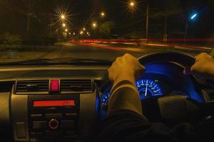 mann, der auto in einer nachtzeit fährt, länder mit linksverkehr foto