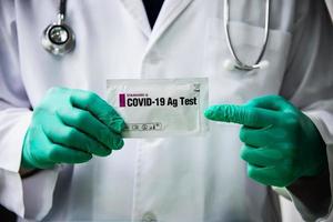 Arzt zeigt Antigen-Schnelltest Covid-19 Selbst-Repid-Test-Set foto