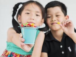 asiatische Kinder spielen mit Süßigkeiten. Foto konzentriert sich auf Süßigkeiten.