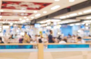 unscharfes Foto von Food Court und Menschen in einem Supermarkt