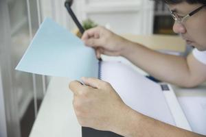 mann macht bericht mit kammbindemaschine - leute, die mit dem konzept stationärer werkzeuge arbeiten foto