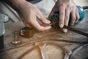 Mann, der elektrische Router-Laminat-Trimmer-Werkzeugmaschine vorbereitet - Tischlerwerkstatt-Konzept foto