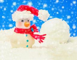 modell schneemann auf einem weißen hintergrund und blau dekoriert weihnachten und neujahr. foto