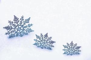 weiße, flauschige Schneeflocken auf Schnee. Winterweihnachtshintergrund. foto