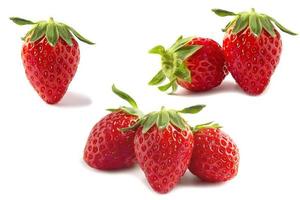 frische reife Erdbeeren isoliert über weißem Hintergrund - bunte helle Erdbeeren-Konzept foto