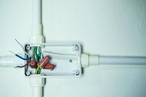 Anschlussdose für elektrische Kabel öffnen - Hintergrund der Elektroinstallation foto