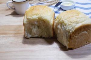 Holewheat-Toast mit trockenem Weizen und Butter auf Holztisch - Bäckerei-Frühstückshintergrundkonzept foto