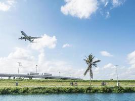 mischtransportfahrzeug umfassen flugzeug, lkw und fahrrad mit naturhintergrund foto