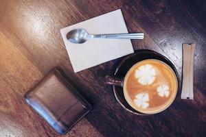 Vintage-Kaffee mit Latte-Art-Dekoration foto