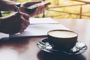 Geschäftsmann arbeitet mit seinem Computer im Café foto