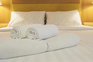 Weiße Bettwäsche und Handtücher in einem modernen Hotel foto