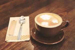 Vintage-Kaffee mit Latte-Art-Dekoration foto