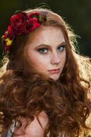 junge frau, die ein paar gelbe ahornblätter hält. Herbstportrait der jungen Frau. rothaariges Mädchen im Herbstwald
