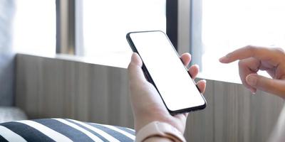 7/8-Ansicht von Mannhänden, die ein Smartphone mit leerem Kopierbereich für Ihre Textnachricht oder Ihren Informationsinhalt halten, weibliche Lesetextnachricht auf dem Handy während in der städtischen Umgebung. foto