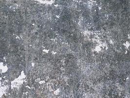 alte zement- oder betonaußenwand mit flecken und schimmel für hintergrund. es gibt schwarz und flecken. foto