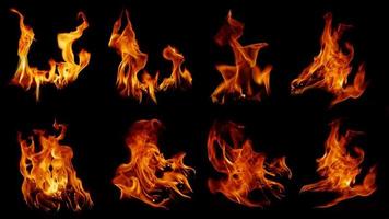 eine Sammlung von 8 Flammenbildern. Flammenflammenbeschaffenheit für skurrile Feuerhintergründe. Flammenfleisch, das vom Herd oder vom Kochen verbrannt wurde, fühlt sich abstrakt auf schwarzem Hintergrund an. foto
