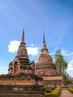 Alter Tempel im historischen Park von Sukhothai foto