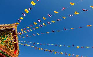 Flaggenlinien im blauen Himmel foto