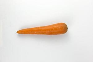 eine frische Karotte isoliert auf weißem Hintergrund, Beschneidungspfad-Design foto