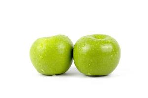 gesunder frischer grüner Apfel isoliert auf weißem Hintergrund, verwendet in Anzeigen für Diät-Obstkonzepte, mit Wassertropfen auf der Schalenhaut foto