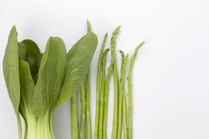 Grüner Spargel und Bio-Gemüse isoliert auf weißem Hintergrund für gesunde Kochkonzepte