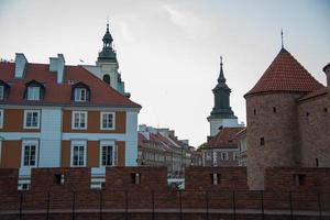 schöne gebäude und traditionelle mauern in der warschauer innenstadt. Polen foto