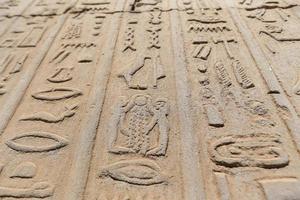 hieroglyphen im kom ombo tempel, assuan, ägypten foto