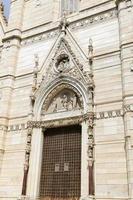 Fassade der Kathedrale von Neapel in Neapel, Italien foto