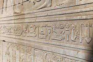 hieroglyphen im kom ombo tempel, assuan, ägypten foto