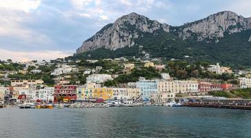Gesamtansicht der Insel Capri in Neapel, Italien foto