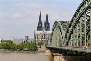 hohenzollernbrücke und kölner dom in köln, deutschland foto