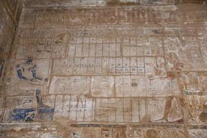hieroglyphen im karnak-tempel, luxor, ägypten foto