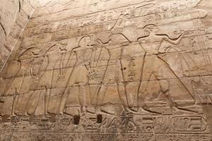 ägyptische hieroglyphen im luxor-tempel, luxor, ägypten foto