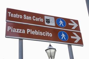 Teatro San Carlo und Piazza Plebiscito Straßenschild in Neapel, Italien foto