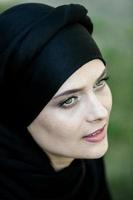 Porträt einer schönen muslimischen Frau. junge arabische frau im hijab. foto