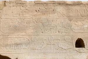 hieroglyphen im karnak-tempel, luxor, ägypten foto