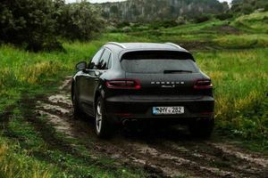 chisinau, moldawien - 17. juni 2021, porsche macan s im offroad-rennen voller stimmung auf schlechter straße in moldawien. Redaktionelles Foto. foto