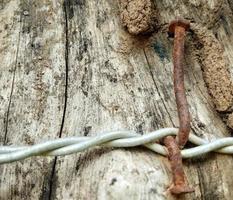 Stacheldraht Nahaufnahme, unscharfer Hintergrund. Konzept. Anti-Invasions-Grenzbarriere, Grenznaht, Sicherheit, Gefühl, schwierig, scharf, scharf. foto