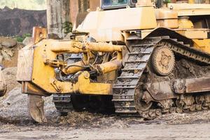 Bulldozer, der am Arbeitsplatz arbeitet foto