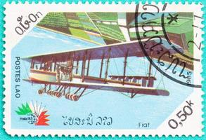 gebrauchte Briefmarken mit aufgedrucktem Flugzeug in Laos foto