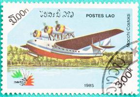 gebrauchte Briefmarken mit aufgedrucktem Flugzeug in Laos foto