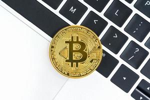 goldene bitcoins-münze auf tastaturcomputer foto