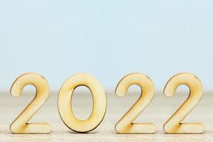 hölzernes numerisches neujahr 2022 auf dem tisch foto