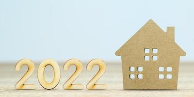 hölzernes numerisches Hausmodell des neuen Jahres 2022 foto